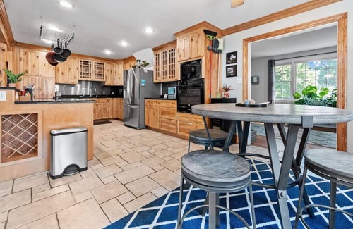Richmond House | Spacious Oasis on Monument | Incredible Backyard
