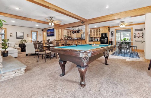 Richmond House | Spacious Oasis on Monument | Incredible Backyard