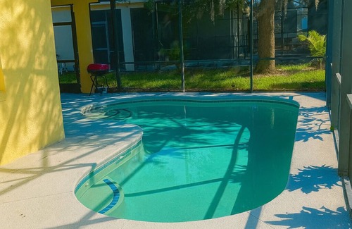 Haines City House | Spacious Orlando Poolside Getaway 4BR Retreat w/Suites Near Disney and Legoland