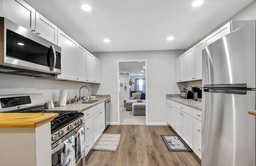 Cheektowaga House | Spacious Parking BBQ Patio Laundry