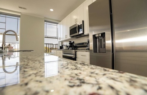 Downtown Baltimore Apartment | Spacious PennStation Downtown Penthouse W/Parking