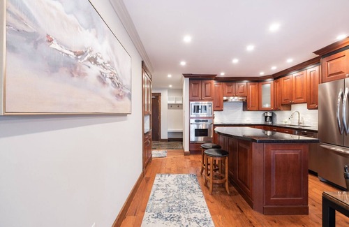 Blueberry Hill Condo | Spacious | Pet friendly | Shared Hot Tub | BBQ