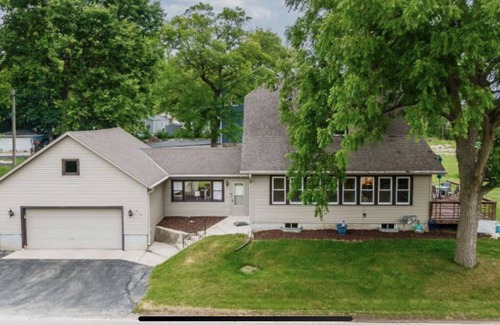 Village of Pewaukee House | Spacious Pewaukee Lake/Pier Access Home