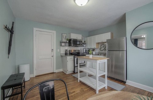 Country Club Plaza Area Apartment | Spacious Plaza Stay: 1bd/1ba