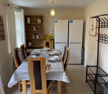 Skegby House | Spacious, Quiet, Sleeps 12, 3 bathrooms, Parking, KIA 1