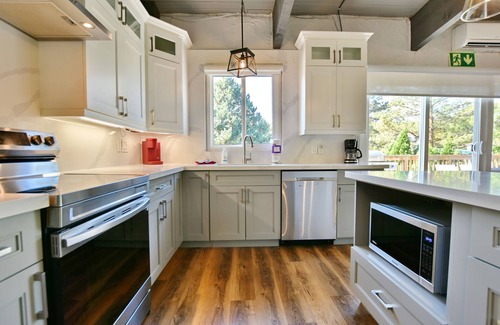 The Blue Mountains Ski Chalet | Spacious & Relaxing Chalet close to Blue Mountain Ski resort. Dog-friendly!