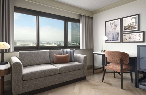 Los Angeles Hotel | Spacious Renovated Unit Near LAX: Discover the Highlights of LA, Dog Friendly!