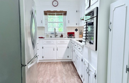 Greensboro House | Spacious Retro Inspired & Pet Friendly Home Near Wet N Wild