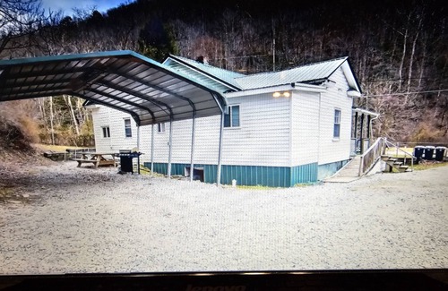 Northfork House | Spacious riding retreat 4 BR Outlaw House/ATV Riding 10beds-Large Parking