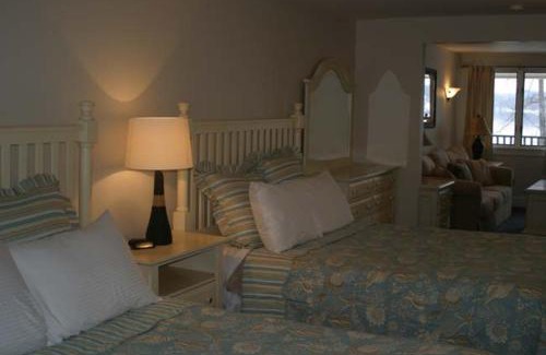 Edgecomb Apartment | Spacious riverfront with balcony Sheepscot Harbour Vacation Cub Studio #211