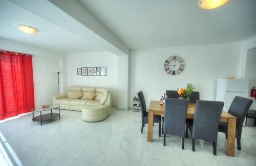 Gzira Apartment | Spacious seafront 2 bedrooms with hot tub GOGZR-5