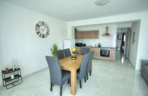 Gzira Apartment | Spacious seafront 2 bedrooms with hot tub GOGZR-5