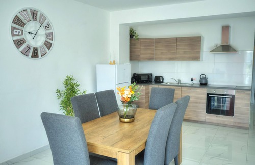 Gzira Apartment | Spacious seafront 2 bedrooms with hot tub GOGZR-5