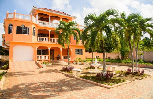 Boscobel Villa | Spacious Seaside Retreat with Breathtaking Views & Grand Design - Near Ocho Rios