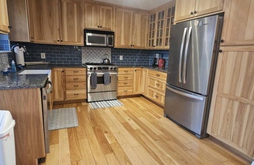 Divide House | Spacious, secluded, 5-bedroom house. 🫧 Hot tub 🏋️Fitness room 🐶 Pet friendly
