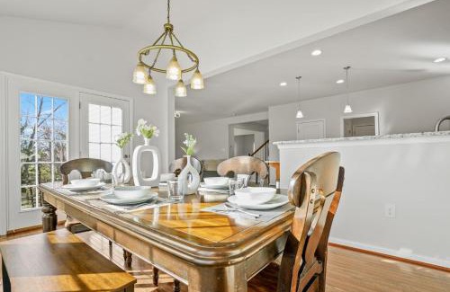 Palm House | Spacious & Serene Family Gem: Games, Office, Yard!