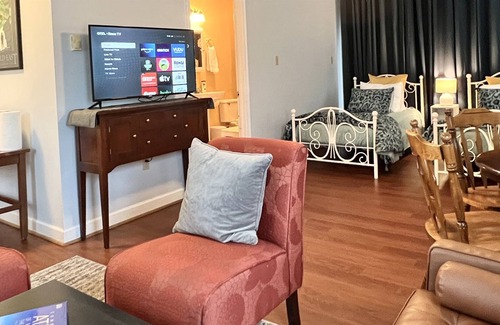 Bolivar Apartment | Spacious studio apartment with 2 twin beds, centrally located