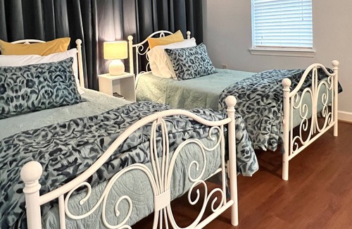 Bolivar Apartment | Spacious studio apartment with 2 twin beds, centrally located
