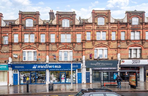 Streatham Apartment | Spacious Studio flat in London