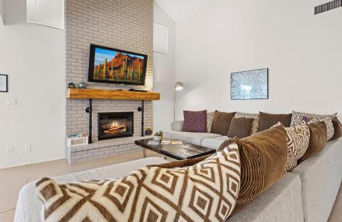Scottsdale Vista North Apartment | Spacious stunning ranch house, hot-tub and private basketball court, near WestWorld, TPC