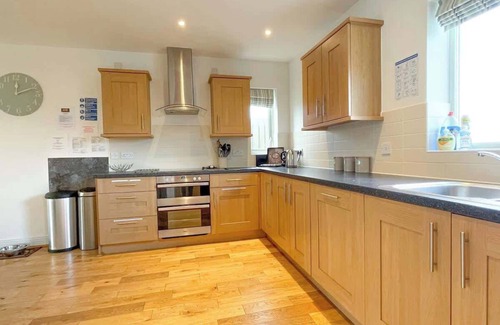 Portland House | Spacious & stylish holiday home, sea views!