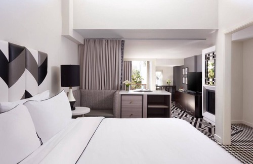 Norma Triangle House | Spacious Suite with Recreational Amenities! Rooftop Heated Pool, Pet-friendly!