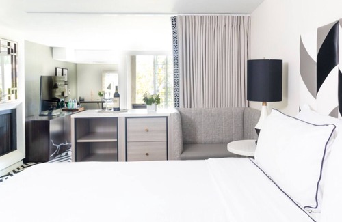 Norma Triangle House | Spacious Suite with Recreational Amenities! Rooftop Heated Pool, Pet-friendly!