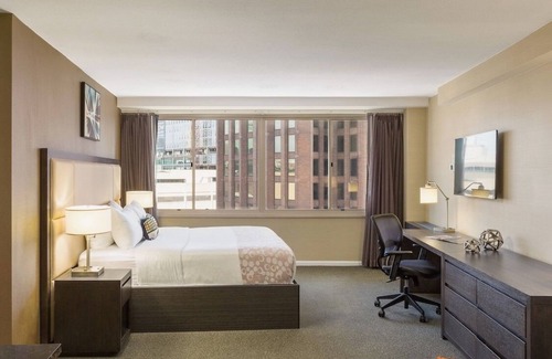 Logan Square House | Spacious Suite with Kitchen | City Views | Swimming Pool | Pet-Friendly