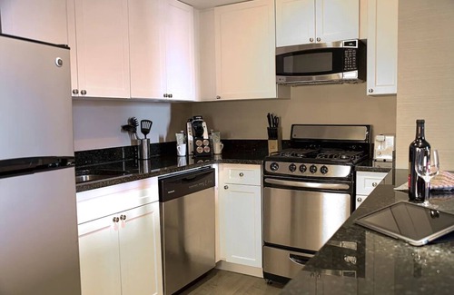 Logan Square House | Spacious Suite with Kitchen | City Views | Swimming Pool | Pet-Friendly