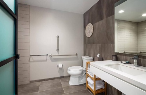 Logan Square House | Spacious Suite with Kitchen | City Views | Swimming Pool | Pet-Friendly