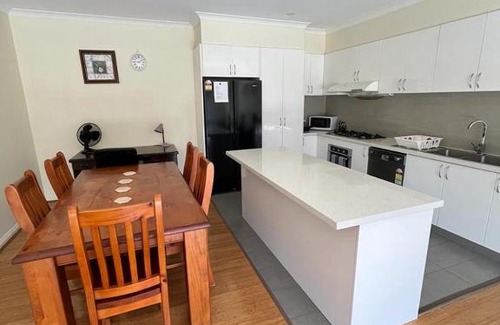 Glenroy House | Spacious & Sunny 2BR with garage,11 min to airport
