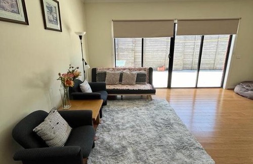 Glenroy House | Spacious & Sunny 2BR with garage,11 min to airport