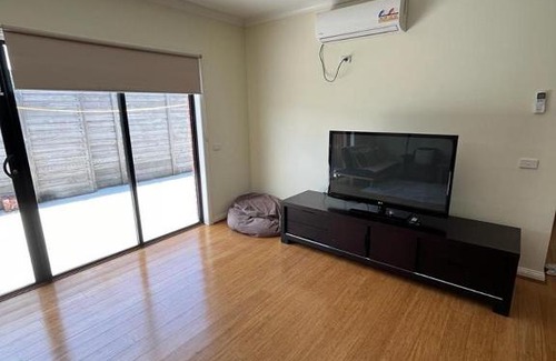 Glenroy House | Spacious & Sunny 2BR with garage,11 min to airport