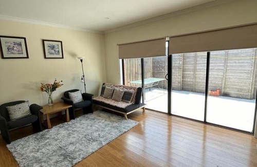 Glenroy House | Spacious & Sunny 2BR with garage,11 min to airport