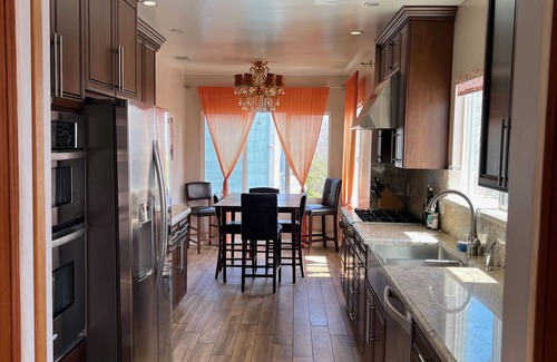 Dolores Heights House | Spacious Sunny Two Bedroom+office Mediterranean Top Floor House