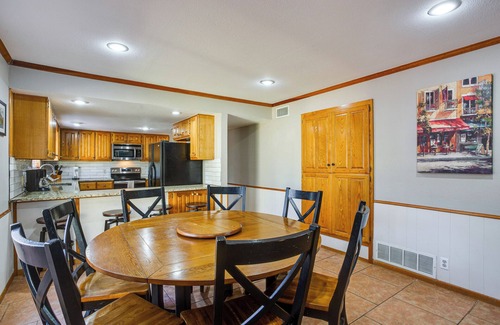 Pottsboro Cottage | Spacious Texas Getaway 1/2 Mi to Lake Texoma!