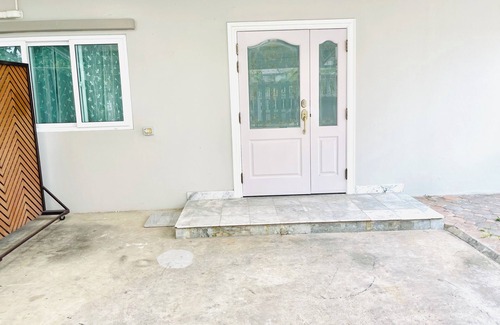 Anusawari House | Spacious 4-bedroom townhome in beautiful Krung Thep Maha Nakhon with WiFi, AC