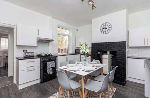 Hemsworth House | Spacious three bedroom property!