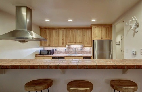 North Park City House | Spacious Three Kings 2BR Townhouse - Walk to Lift!