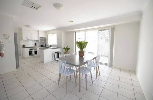 Wagga Wagga Apartment | Spacious townhouse close to amenities!