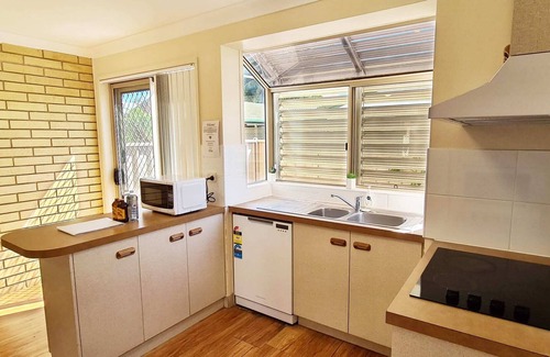 Bundaberg South House | 🏠 Spacious Townhouse with 2 Toilets, King Beds with Aircons 🏠