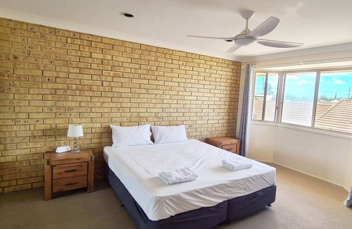 Bundaberg South House | 🏠 Spacious Townhouse with 2 Toilets, King Beds with Aircons 🏠