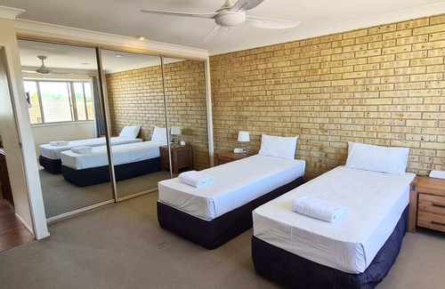 Bundaberg South House | 🏠 Spacious Townhouse with 2 Toilets, King Beds with Aircons 🏠