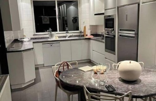 Liege House | Spacious townhouse with garden and garages