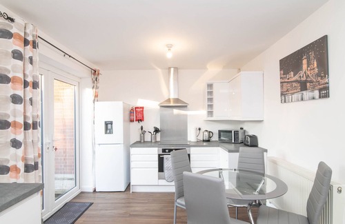 Brierley Hill House | Spacious Two-Bed House with Parking and Garden