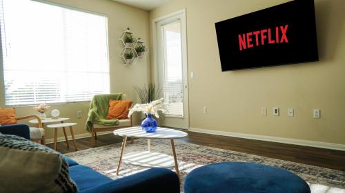Orange Apartment | Spacious Two Bedroom Apartment- 10mins to Disneyland