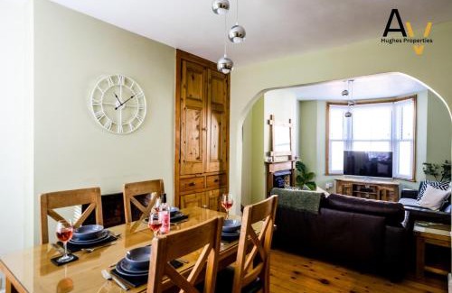 Northampton House | Spacious Two-Bedroom House - Fast Wi-Fi, Garden, Free Parking, Ideal for Business or leisure Stays By AV Hughes Properties