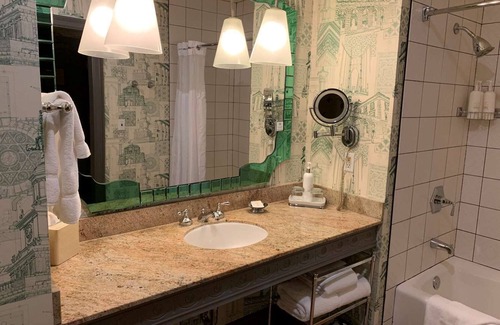 Downtown Portland Hotel | Spacious Unit, Pets Are Welcome! Near Pioneer Courthouse Square!