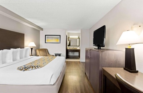 Naperville Hotel | Spacious Unit w/Free Parking and Breakfast Near I-88 Corridor - Pets Allowed