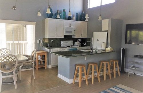Balboa Island Condo | Spacious upper unit with partial water view four houses from North Bay Front